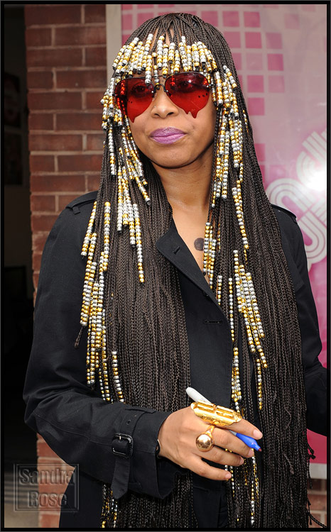 Who loves Erykah Badu retro braid beaded hairstyle? Because I love the 80′s 